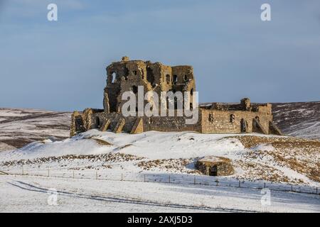 Le rovine del castello di Auchindoun, una torre a pianta L del XV secolo vicino a Dufftown in Scozia, Regno Unito. Foto in neve durante l'inverno. Foto Stock
