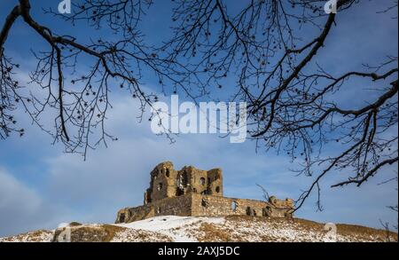 Le rovine del castello di Auchindoun, una torre a pianta L del XV secolo vicino a Dufftown in Scozia, Regno Unito. Foto in neve durante l'inverno. Foto Stock