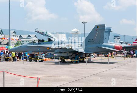 Boeing F/A-18D Hornet M45-07 del 18th Squadron della Royal Malaysian Air Force, con sede a RMAF Butterworth, ha esposto su Static a Lima Langkawi 2013. Foto Stock