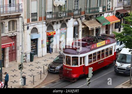 Lisbona, PORTOGALLO - 6 GIUGNO 2018: Le persone si fermano in tram rosso in Almirante Reis Avenue a Lisbona, Portogallo. La rete tranviaria di Lisbona risale al 1873 Foto Stock