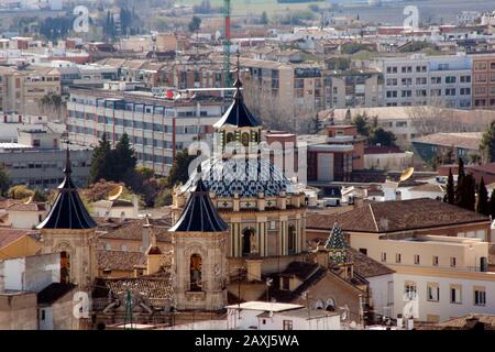 Granada Spagna, skyline con Chiesa di San Juan de Dios con un sobborgo di edifici di appartamenti sullo sfondo Foto Stock