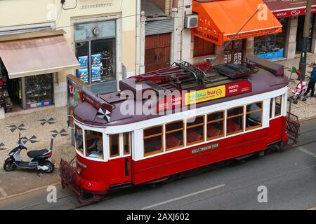 Lisbona, PORTOGALLO - 6 GIUGNO 2018: Le persone si fermano in tram rosso in Almirante Reis Avenue a Lisbona, Portogallo. La rete tranviaria di Lisbona risale al 1873 Foto Stock