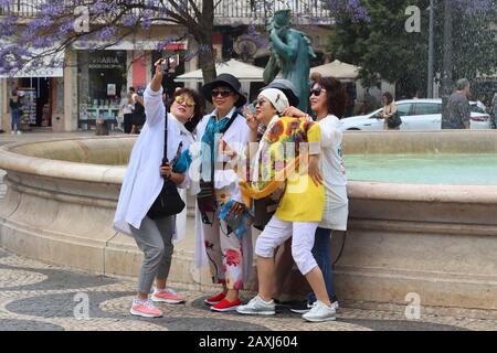 Lisbona, PORTOGALLO - 4 GIUGNO 2018: Gruppo turistico femminile asiatico alla fontana di Rossio Square a Lisbona, Portogallo. Lisbona è il 11th-populou più Foto Stock