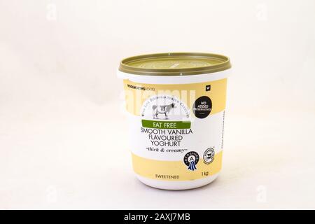 Alberton, Sud Africa - un contenitore di Woolworths cibo grasso libero vaniglia liscio aromatizzato yogurt isolato su uno sfondo bianco Foto Stock