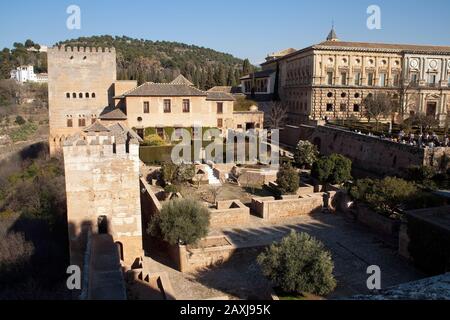 Granada Spagna, vista sull'Alhambra dalle mura della fortezza Foto Stock