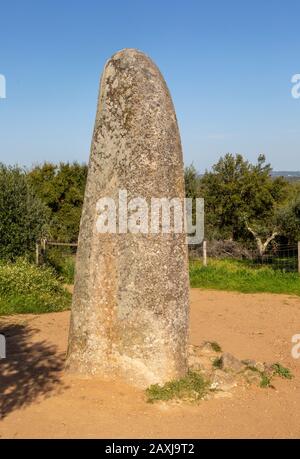 Pietra neolitica alta 4 metri chiamato il Menir dos Almendres, vicino Evora, Alentejo, Portogallo, Europa meridionale Foto Stock