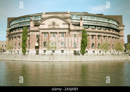 Stoccolma, Svezia. Riksdag (parlamento) edificio a Helgeandsholmen isola. Tonalità di colore con elaborazione incrociata - stile con filtro retro dell'immagine. Foto Stock