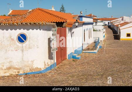 Piccolo villaggio rurale tradizionale con basse case a un piano e strade acciottolate, Entradas, vicino Castro Verde, Baixo Alentejo, Portogallo, Foto Stock