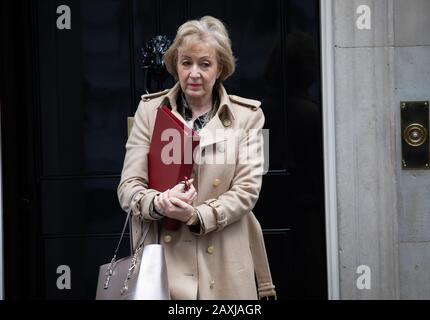 Andrea Leadsom, Segretario di Stato per le imprese, l'energia e la strategia industriale cercando miserabile a lascia la riunione settimanale del Gabinetto Foto Stock