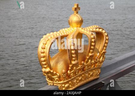Città di Stoccolma. Skeppsholmsbron (ponte di Skeppsholm) con la sua corona dorata. Foto Stock
