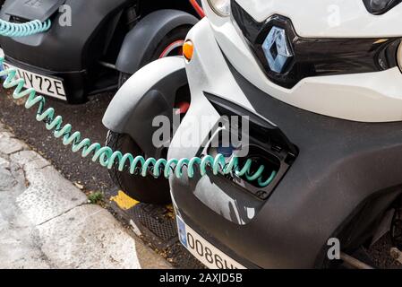 Maiorca, Spagna - 8 maggio 2019: Punto di ricarica per auto elettriche in strada Foto Stock