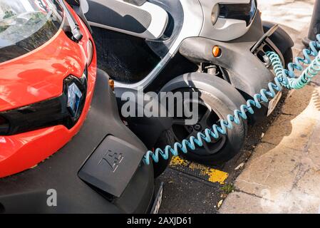 Maiorca, Spagna - 8 maggio 2019: Punto di ricarica per auto elettriche in strada Foto Stock