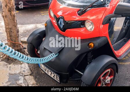 Maiorca, Spagna - 8 maggio 2019: Punto di ricarica per auto elettriche in strada Foto Stock