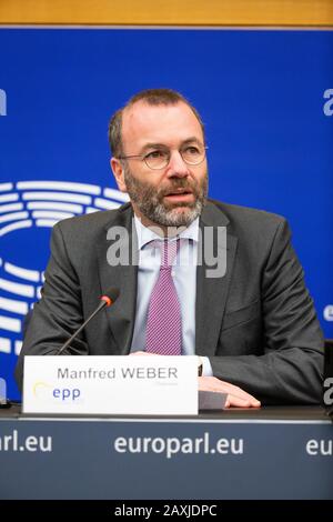 12 febbraio 2020, Francia, Straßburg: Manfred Weber (CSU), leader del gruppo parlamentare del PPE, parla della difesa contro il virus corona durante una conferenza stampa del PPE nella sede del Parlamento europeo. Il virus, originario della Cina, ha finora rivendicato molte vite in tutto il mondo. Foto: Philipp von Ditfurth/dpa Foto Stock