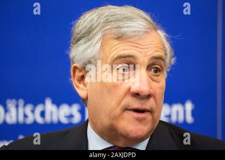 12 febbraio 2020, Francia, Straßburg: Antonio Tajani (forza Italia), membro del Parlamento europeo, interviene durante una conferenza stampa del PPE presso l'edificio del Parlamento europeo. Il PPE chiede una soluzione europea per combattere il virus Corona proveniente dalla Cina, che finora ha rivendicato molte vite in tutto il mondo. Foto: Philipp von Ditfurth/dpa Foto Stock