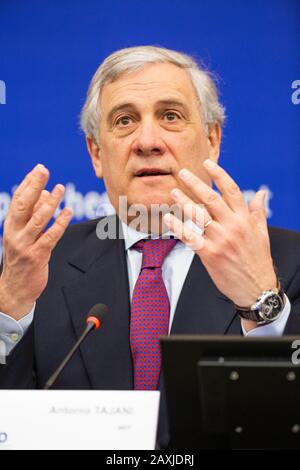 12 febbraio 2020, Francia, Straßburg: Antonio Tajani (forza Italia), membro del Parlamento europeo, interviene durante una conferenza stampa del PPE presso l'edificio del Parlamento europeo. Il PPE chiede una soluzione europea per combattere il virus Corona proveniente dalla Cina, che finora ha rivendicato molte vite in tutto il mondo. Foto: Philipp von Ditfurth/dpa Foto Stock