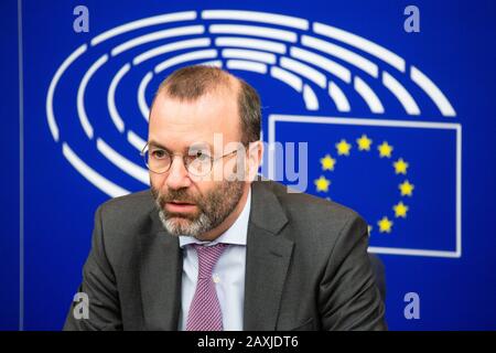 12 febbraio 2020, Francia, Straßburg: Manfred Weber (CSU), leader del gruppo parlamentare del PPE, parla della difesa contro il virus corona durante una conferenza stampa del PPE nella sede del Parlamento europeo. Il virus, originario della Cina, ha finora rivendicato molte vite in tutto il mondo. Foto: Philipp von Ditfurth/dpa Foto Stock