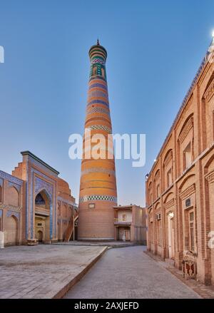 Islam Khodja O Islam Khoja Minareto E Madrassah, Itchan-Kala, Khiva, Uzbekistan, Asia Centrale Foto Stock