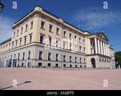 Lampada e palazzo nella capitale europea di Oslo a Ostlandet in Norvegia Foto Stock