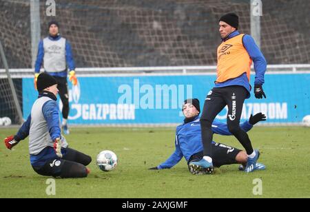Primo: 02/12/2020 Calcio, 2019/2020 FC Schalke 04 duelli DA TRAINING Nassim Boujellab contro Mascarell e Nubel | utilizzo in tutto il mondo Foto Stock