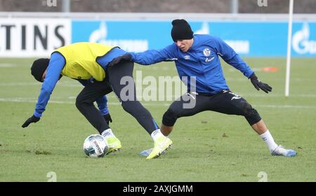 Primo: 02/12/2020 Football, 2019/2020 FC Schalke 04 TRAINING Oczipka contro Amine Harit | usage worldwide Foto Stock