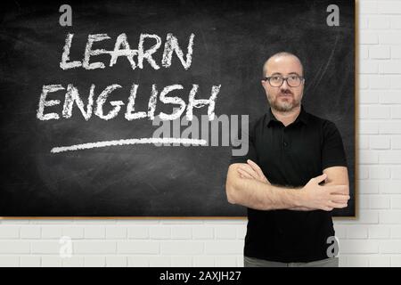 Insegnante di inglese in una lezione di lingua che introduce la lezione agli allievi. Lavagna e spazio vuoto per la copia per il contenuto dell'Editor. Foto Stock