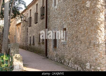 SANT MARTI D'EMPÚRIES, GIRONA, SPAGNA: 2020 8 FEBBRAIO: GIORNATA DI SOLE NELLA CITTÀ VECCHIA DI SANT MARTI DE AMPURIES, GIRONA, SPAGNA Foto Stock