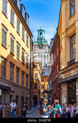 Persone nell'isola di Gamla Stan, strada vicino alla chiesa di San Gertrude nella vecchia Stoccolma. Svezia Foto Stock