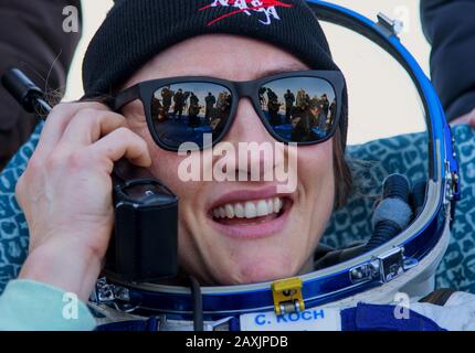 ZHEZKAZGAN, KAZAKHSTAN - 6 Feb 2020 - Record-Breaking NASA astronauta Christina Koch è visto al di fuori del veicolo spaziale Soyuz MS-13 dopo lei, Roscosmos co Foto Stock