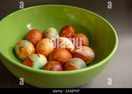 Colorate uova di Pasqua dipinte a mano Foto Stock