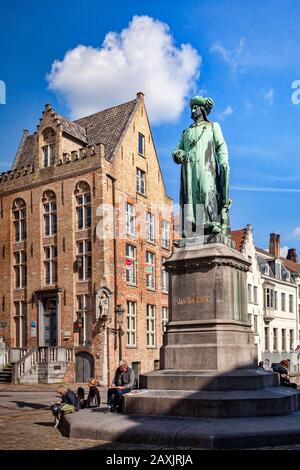 25 settembre 2018: Bruges, Belgio - Statua del pittore del 15th secolo, Jan van Eyck, in piedi nella piazza che porta il suo nome a Bruges. Moderno... Foto Stock