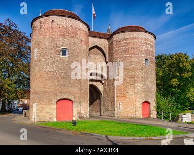 25 Settembre 2018: Bruges, Belgio - Il Gentpoort o gate di Gand, un secolo XV parte della città difese. Foto Stock