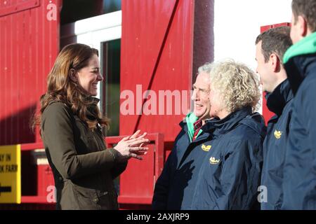 La Duchessa di Cambridge saluta i membri del personale durante una visita all'Ark Open Farm, a Newtonards, vicino a Belfast, dove si incontra con genitori e nonni per discutere le loro esperienze di allevare i bambini piccoli per il suo sondaggio sulla Infanzia precoce. Foto Stock