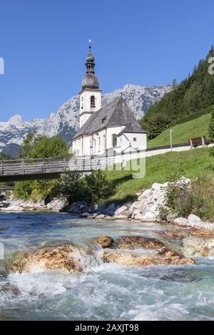 Vista dal Malerwinkel sulla chiesa di San Sebastiano e Fabian sul Ramsauer Ache, Ramsau, Reiter Alm nelle Alpi Berchtesgaden sullo sfondo, Ber Foto Stock