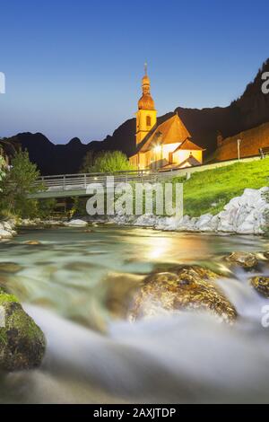 Vista dal Malerwinkel sulla chiesa di San Sebastiano e Fabian sul Ramsauer Ache, Ramsau, Reiter Alm nelle Alpi Berchtesgaden sullo sfondo, Ber Foto Stock