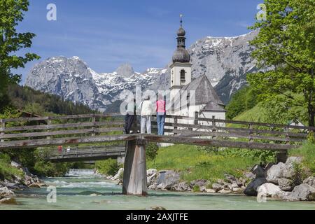 Vista dal Malerwinkel sulla chiesa di San Sebastiano e Fabian sul Ramsauer Ache, Ramsau, Reiter Alm nelle Alpi Berchtesgaden sullo sfondo, Ber Foto Stock