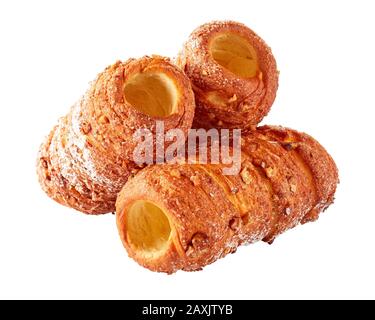 Tre dolci al camino Street food ceco: Pasta arrotolata avvolta intorno ad un bastone cosparso di cannella e noci isolato su bianco, primo piano Foto Stock