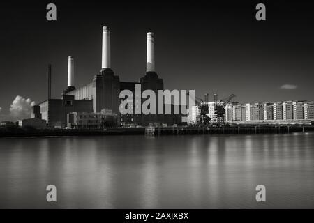 Battersea Power Station sul Tamigi, uno dei monumenti più rappresentativi di Londra, Inghilterra, Regno Unito Foto Stock