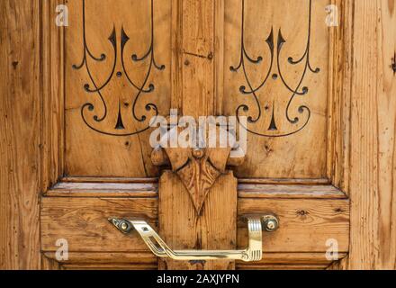 raffinata porta in legno intarsiato, in lussuoso stile classico Foto Stock