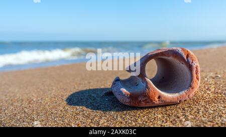 Pietra bizzarra con foro sul mare Foto Stock