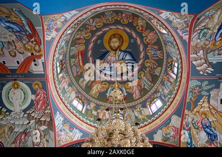 Cristo Pantocratore decora il soffitto a cupola della Chiesa greco-ortodossa del profeta Eliseo nella città di Gerico nei territori palestinesi. Cisgiordania, Israele Foto Stock