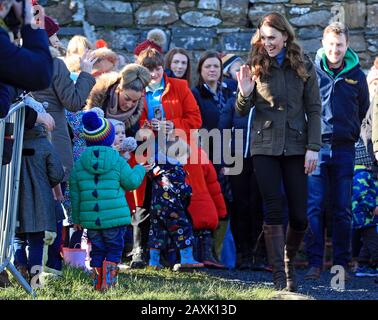 La Duchessa di Cambridge incontra i membri del pubblico presso l'Ark Open Farm, a Newtownards, vicino a Belfast, durante una visita per incontrare genitori e nonni per discutere le loro esperienze di allevare i bambini piccoli per il suo sondaggio sulla Infanzia Missionaria. Foto Stock