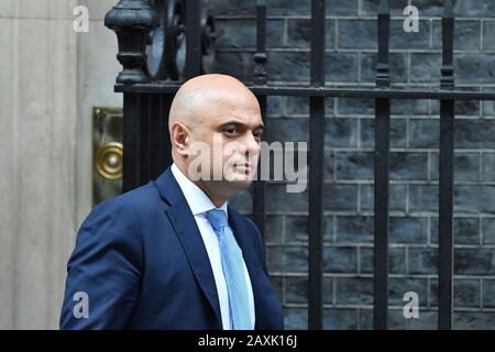 11 Downing Street, Londra, Regno Unito. 12th febbraio 2020. Sajid Javid, Cancelliere dello scacchiere, lascia l'11 Downing Street minuti prima che il PM lasci No10 per partecipare alle interrogazioni settimanali dei primi Ministri in Parlamento. Il 13th febbraio (giorno successivo alla cattura della fotografia) Sajid Janid si ripresenta come Cancelliere durante un Rimpasto Cabinet. Credito: Malcolm Park/Alamy Live News. Foto Stock