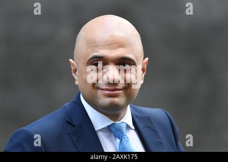 11 Downing Street, Londra, Regno Unito. 12th febbraio 2020. Sajid Javid, Cancelliere dello scacchiere, lascia l'11 Downing Street minuti prima che il PM lasci No10 per partecipare alle interrogazioni settimanali dei primi Ministri in Parlamento. Il 13th febbraio (giorno successivo alla cattura della fotografia) Sajid Janid si ripresenta come Cancelliere durante un Rimpasto Cabinet. Credito: Malcolm Park/Alamy Live News. Foto Stock