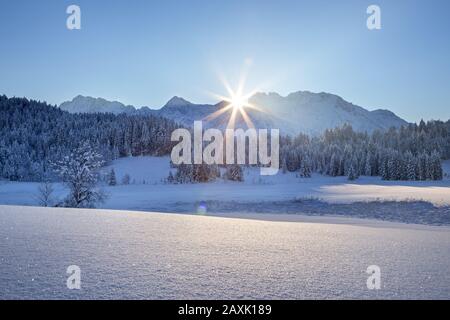 Alba sulle montagne di Karwendel, lago ghiacciato Geroldsee, Gerold, vicino Krün, alta Baviera, Baviera, Germania meridionale, Germania, Europa Foto Stock