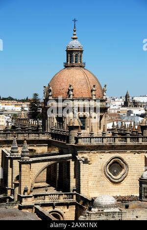 Vista sopraelevata della Cattedrale e degli edifici cittadini di San Salvador, Jerez de la Frontera, Cadice Province, Andalusia, Spagna. Foto Stock