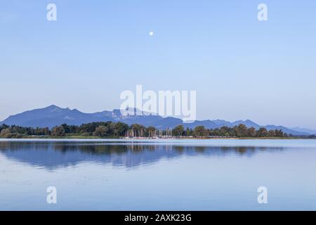 Lago Chiemsee Di Fronte Alle Alpi Chiemgau Con Hochplatte E Kampenwand, Übersee, Chiemgau, Alta Baviera, Baviera, Germania Meridionale, Germania, Europa Foto Stock