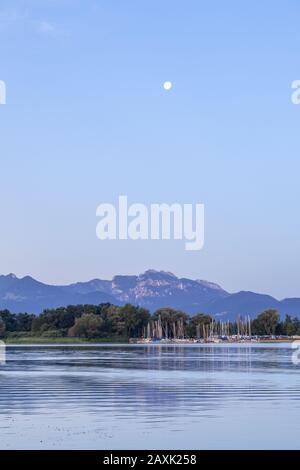 Lago Chiemsee Di Fronte Alle Alpi Chiemgau Con Kampenwand, Übersee, Chiemgau, Alta Baviera, Baviera, Germania Meridionale, Germania, Europa Foto Stock