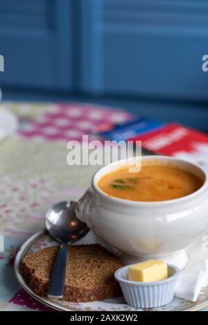 Una ciotola di abbondante zuppa di pesce fatta in casa, un tipico piatto irlandese servito con pane e burro. Tara'S Tea Rooms, County Cork, Irlanda Foto Stock