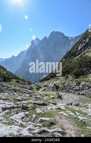 Escursionista sulla sua strada attraverso le Alpi Foto Stock